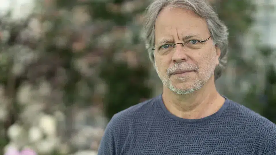 Telling stories to children? Mia Couto laments "a certain resignation"