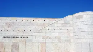 Teresa Coutinho organizes a meeting of the 'Creative Affinities' cycle at the CCB