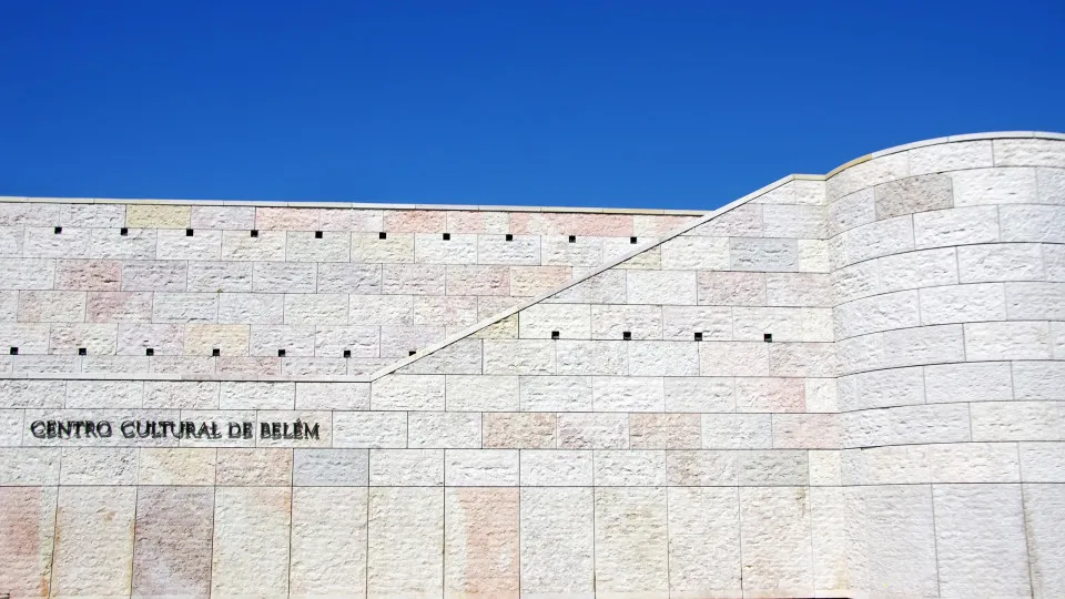 Teresa Coutinho organizes a meeting of the 'Creative Affinities' cycle at the CCB