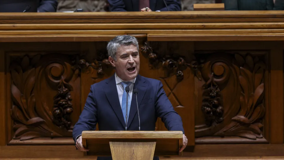 There would be a new crisis if it weren't for the "responsibility of the PS"