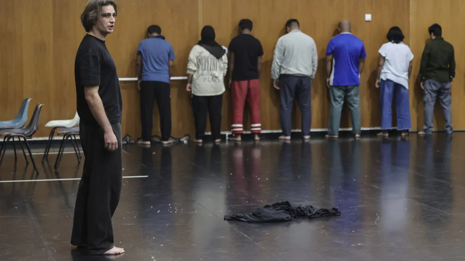 They take the stage to remember those who were cornered by the police.