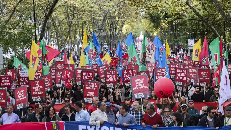 Thousands of workers march against the employer's labor package