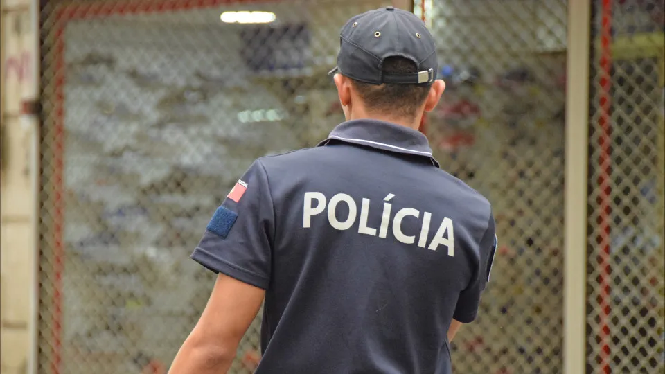 Threatens gas station in Peniche and has weapons seized by PSP