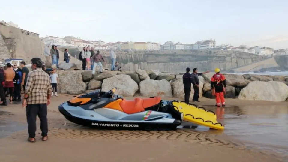 Three surfers assisted in Ericeira after "difficulties in the water"