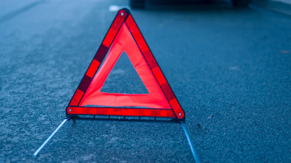 Two injured after an accident involving a truck and a car near Torres de Lisboa.