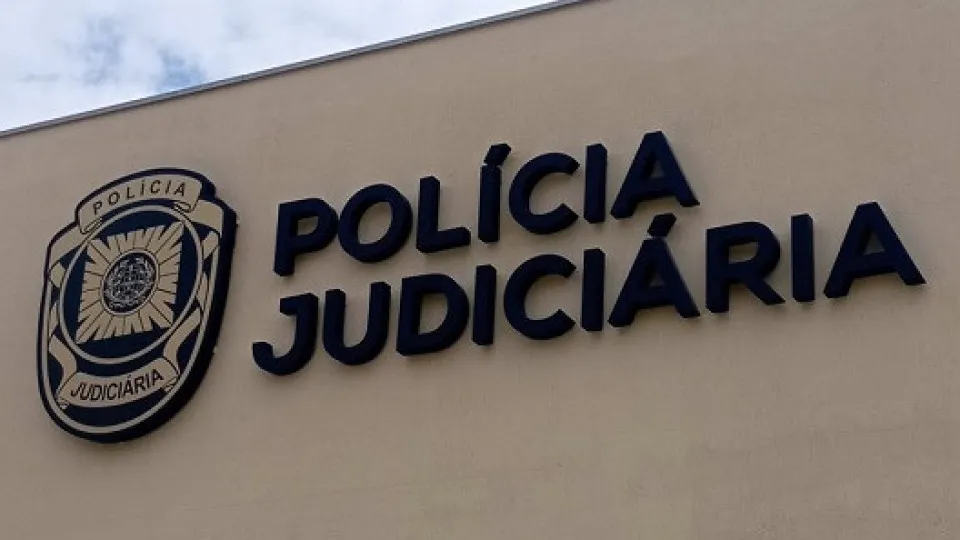 Two suspects detained for cheating people through "sorcery"