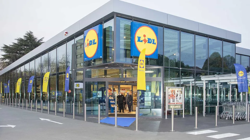 Union accuses Lidl of calling workers on day off to stop strike