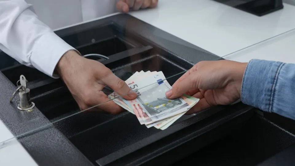 Union warns of losses for bank employees and calls for a strike on 11/12