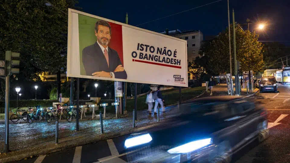 Ventura and Saúde posters stir the campaign 2 months before the Presidential elections