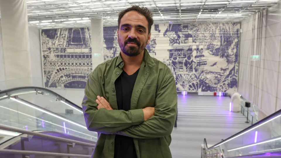 Vhils opens an exhibition that is inaugurated this month at the Pyramids of Giza