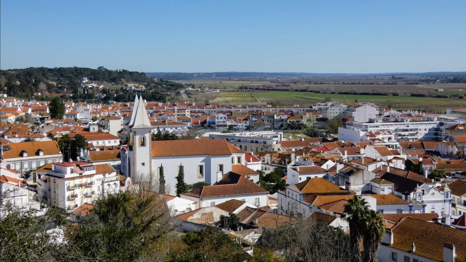 "Volta Coruche" requests clarification regarding contracts and funds following PJ searches