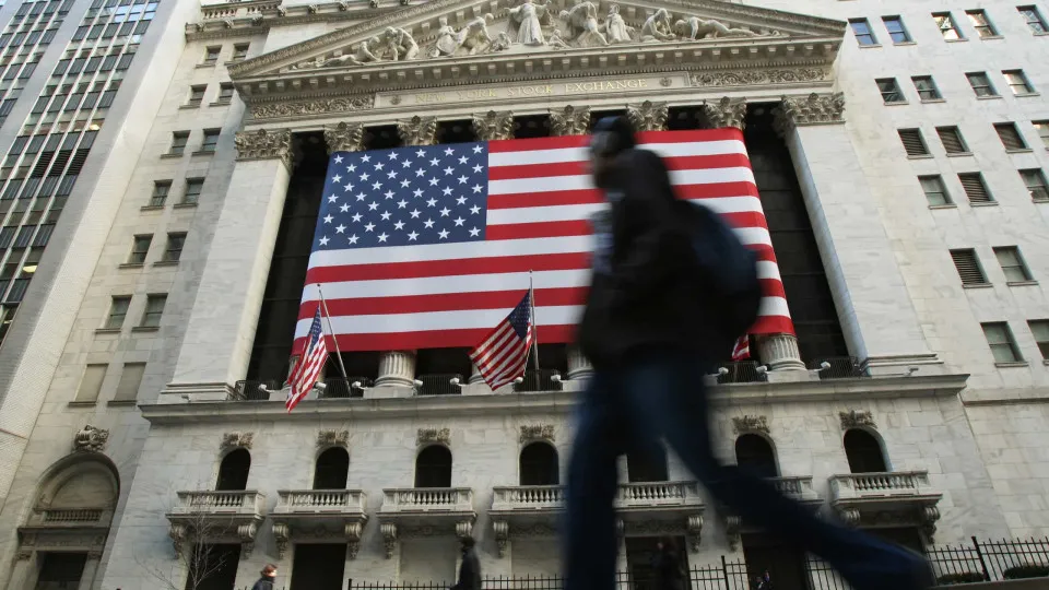 Wall Street closes lower pressured by technology companies and the Fed