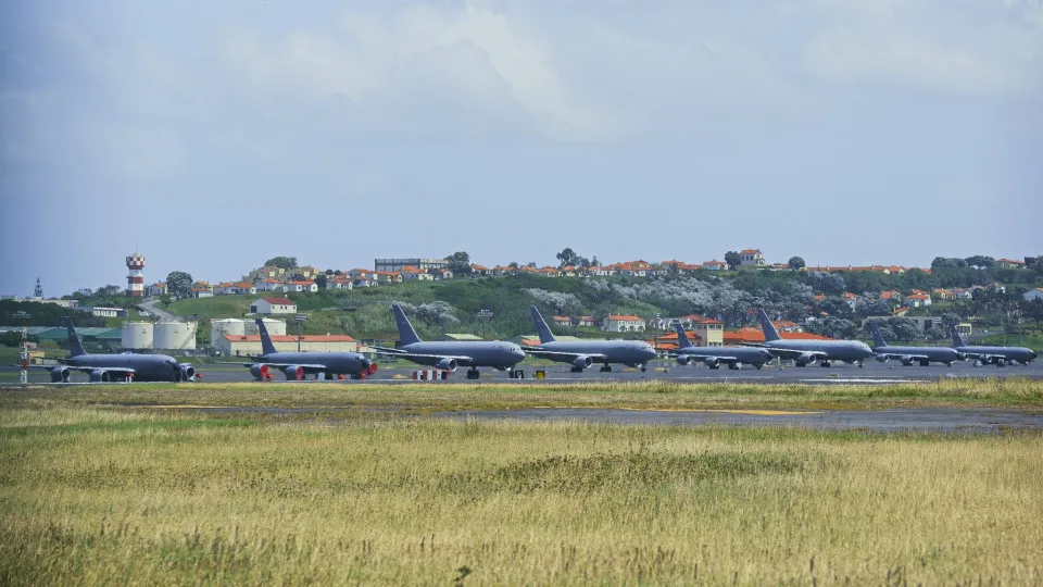 Workers at Lajes Base have already started to request wages.