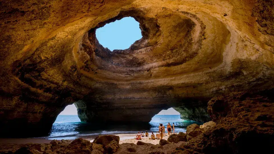 Young man rescued with "hypothermia" after falling near the Benagil caves