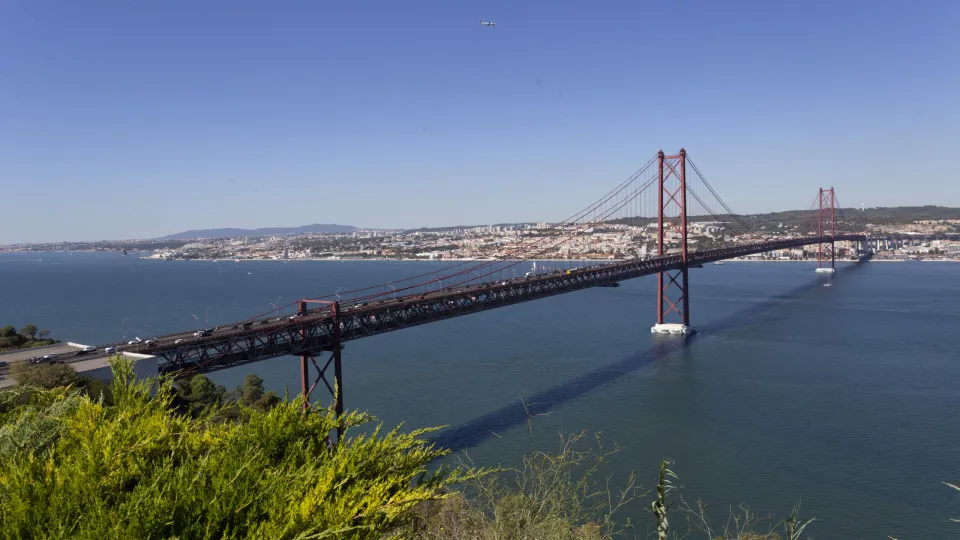 Accident affects traffic on the 25th of April Bridge in the Almada-Lisbon direction