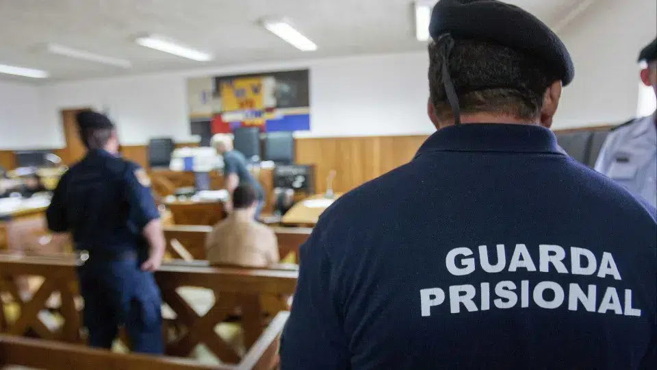 Agreement provides for overtime payment to prison guards