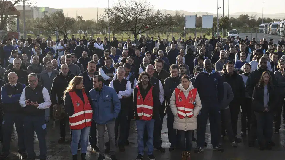 Autoeuropa workers approved a motion against the Government's labor package.