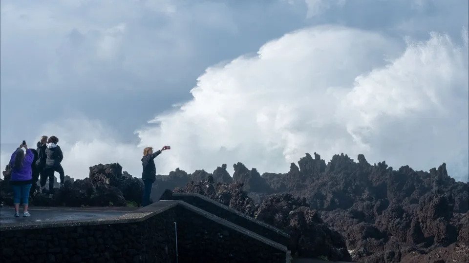 Azores face maritime agitation, rain, and strong winds.
