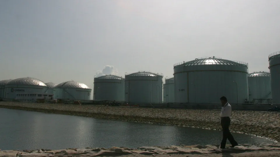 Brent crude for January delivery rises 0.44% to 62.21 dollars.