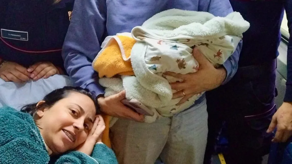 Cabo Ruivo firefighters assist home birth: "Decided not to wait"