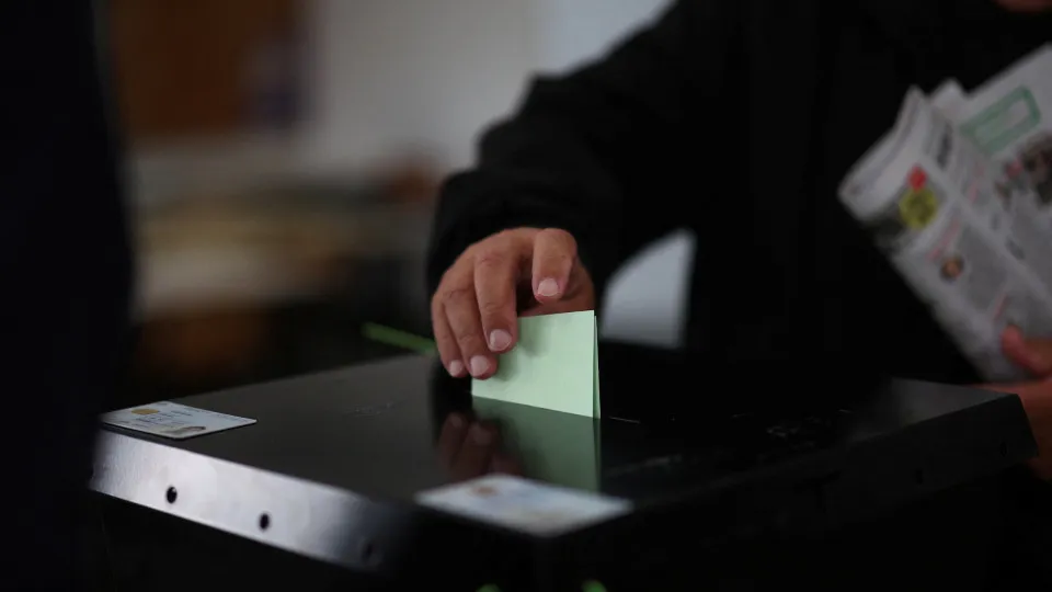 Community advisers once again call for solutions to reduce abstention.