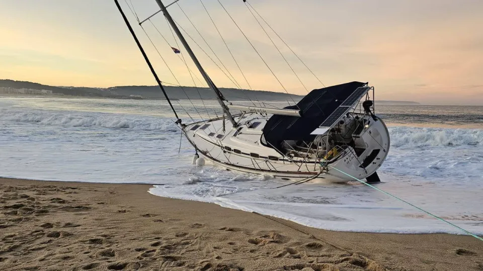Dutch sailboat with two occupants runs aground on Nazaré beach