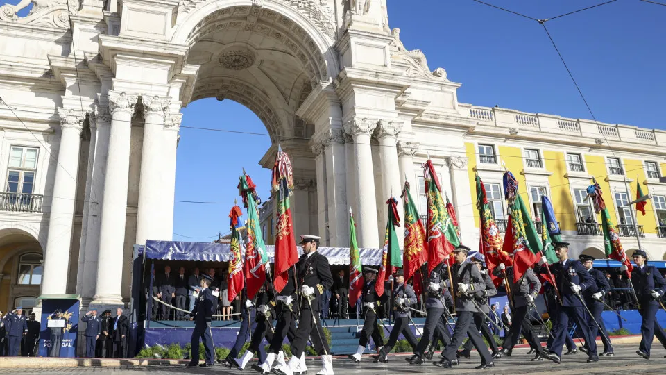 Eanes welcomes the "political and military decision to commemorate" November 25th