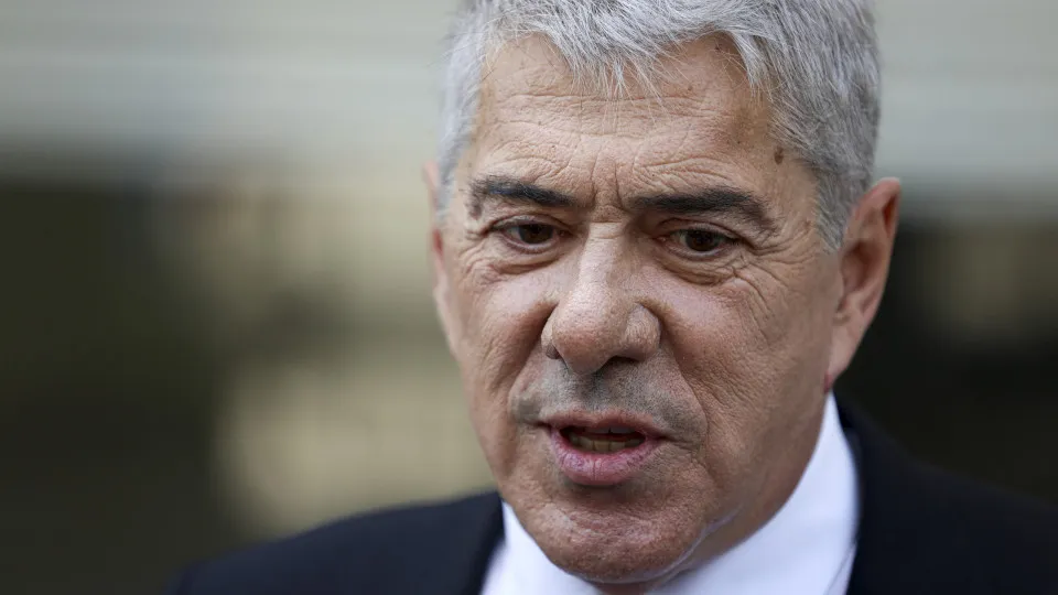 Escape from justice Socrates fires: "False" and "suspicions of the MP are malicious."