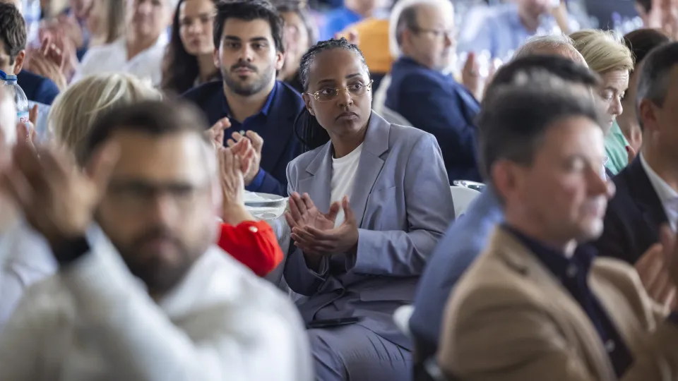 "Evita Perón". Eva Cruzeiro's signature altered in committee