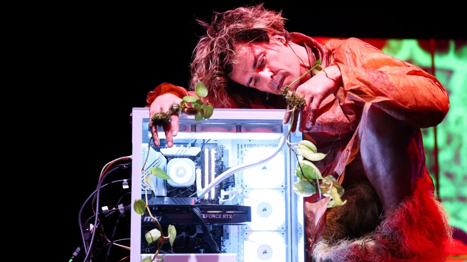 First theater show with AI puts Albano Jerónimo in dialogue with computer