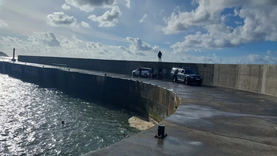 Five people rescued after being swept away by a wave in Madeira