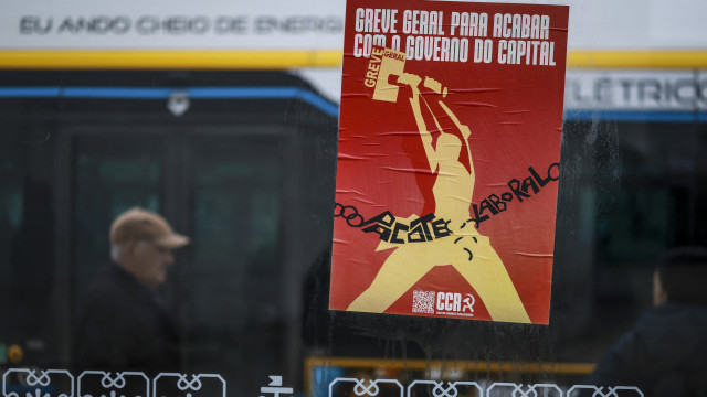 From Rossio to São Bento, strikers march against the labor package. The photos