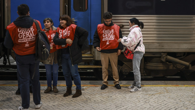 Aeroporto vazio, comboios parados, trabalhadores na rua: O país em greve