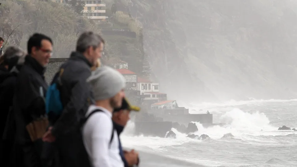 Funchal's port authority extends rough seas warning until late Wednesday.
