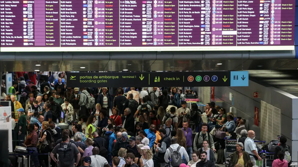 General strike caused the "cancellation of about 400 flights"