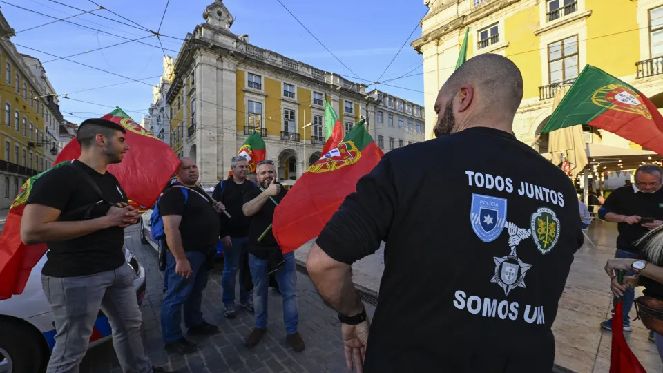 GNR military join PSP protest on general strike day
