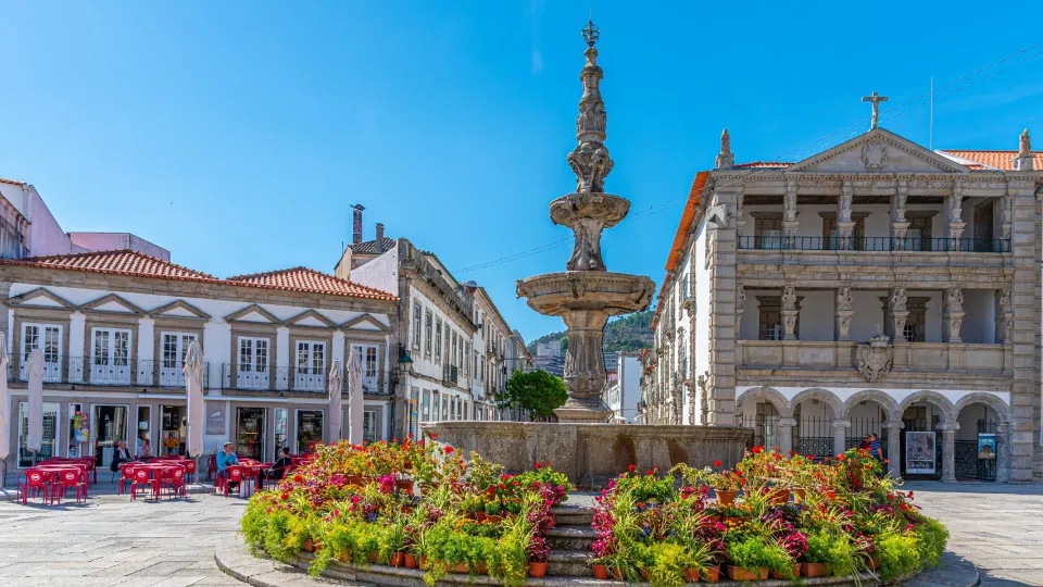 Hundreds of mayors debate challenges and elect a board for a new term.