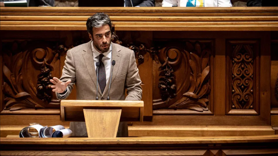 IL criticizes eavesdropping on the Government's "trivial conversations," PSD uncomfortable