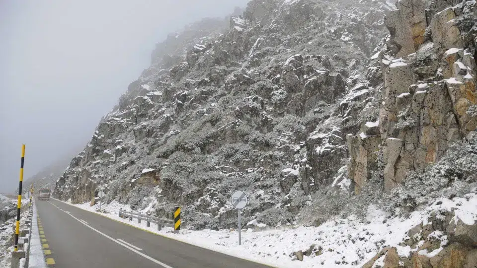 It is already snowing! Road in the central massif of Serra da Estrela closed