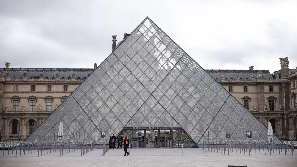 Louvre employees will strike this month "lack of resources"