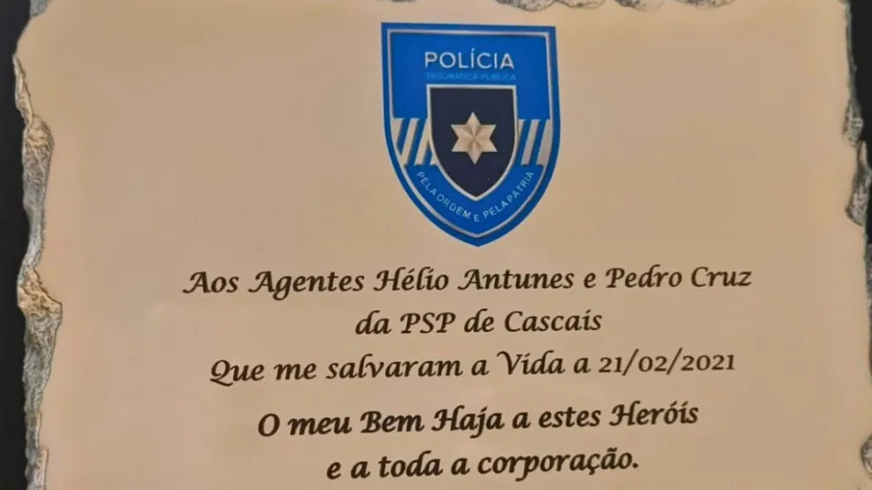 Man sends plaque to agents who "saved" him (and arrested him in robbery)