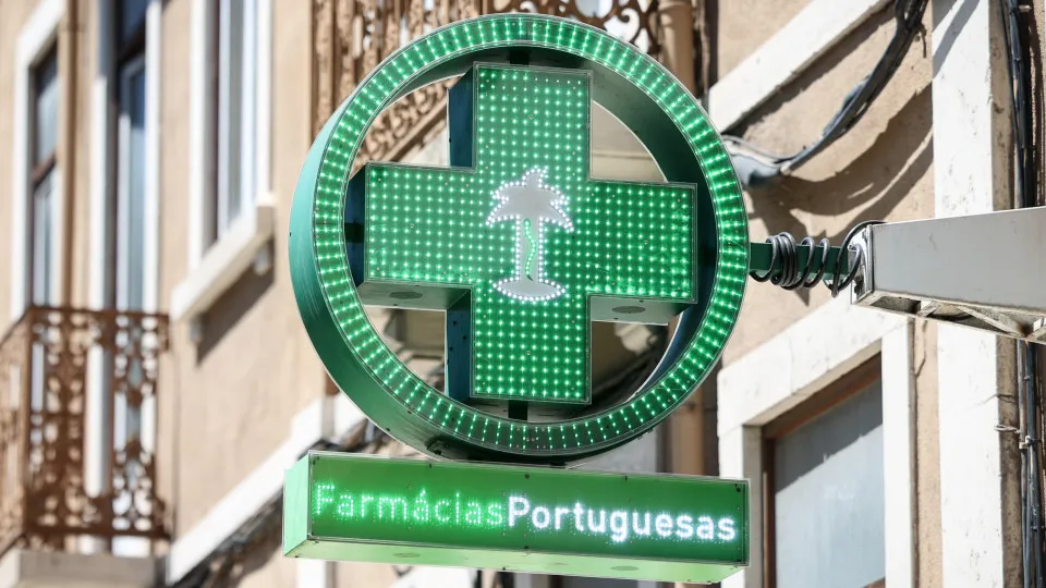 Marcelo promulgates (with reservation) the decree that changes pharmacy hours