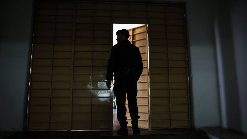 Minimum age to join the prison guard decreases and maximum age increases.