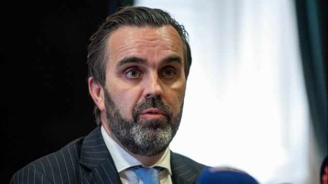 Minister admits "two notes of concern" in vacancies for specialties