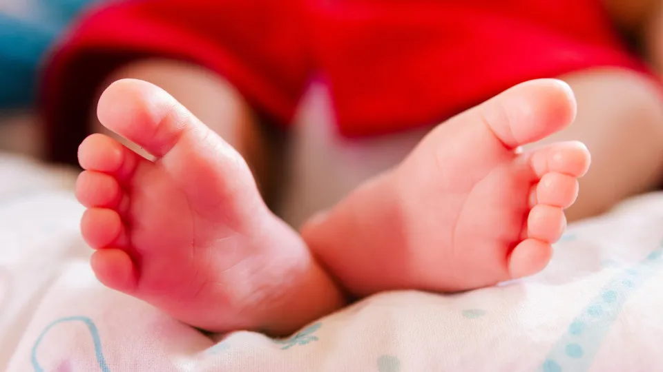 Mother takes baby from hospital in Gaia. Minor was going to foster family.