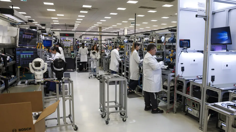 One in every six Portuguese companies predicts more investment this year.