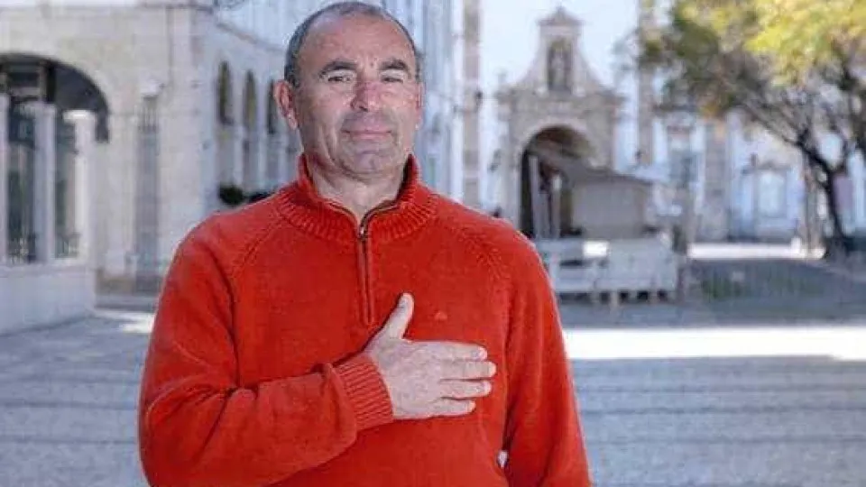 Painter Humberto Correia will travel the country dressed as Afonso Henriques