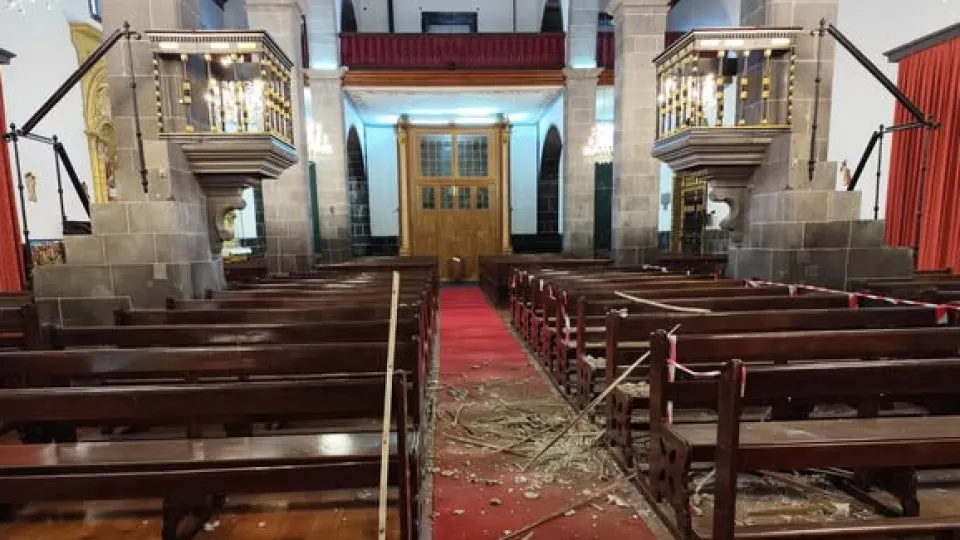 Part of the roof of the church in Rabo de Peixe collapses. The problem was already known.