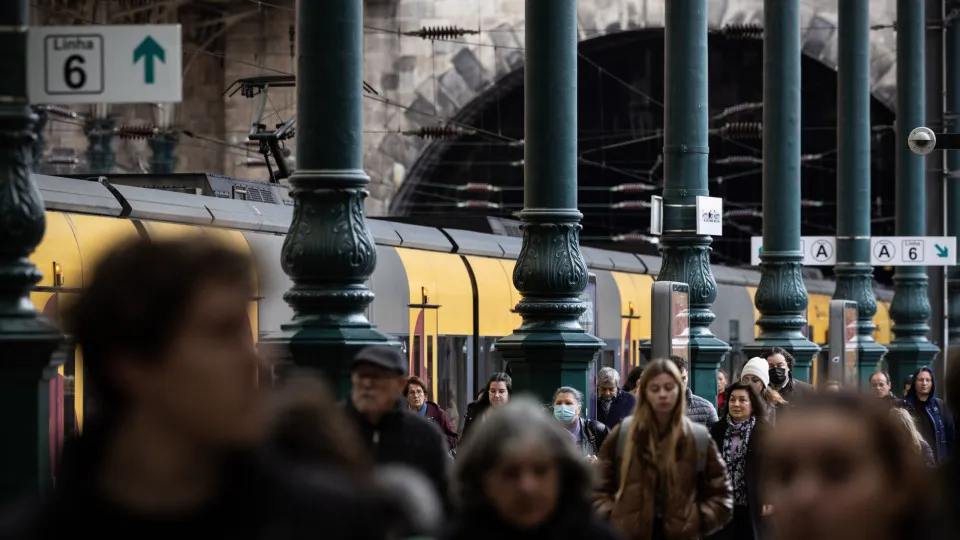 Passengers increase at airports and railways (and decrease at ports)