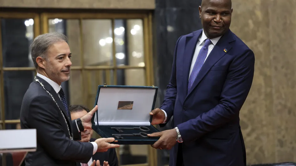 Pedro Duarte delivers the Keys to the City of Porto to the President of Mozambique